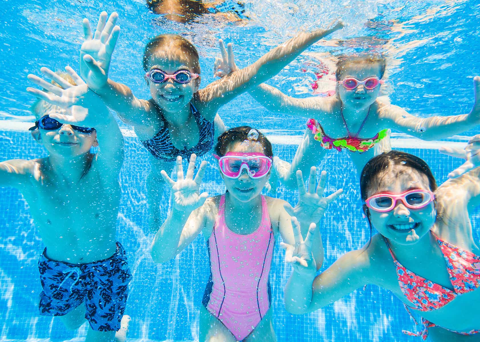 Enfants qui s'amuse dans une piscine.
