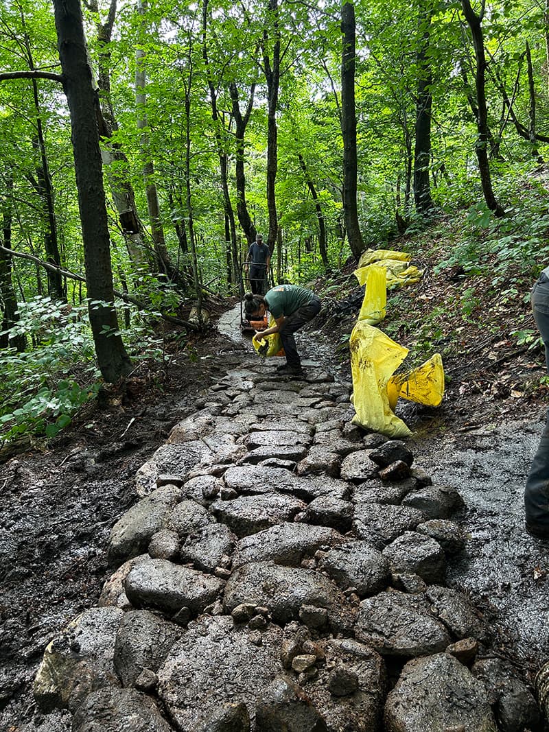 Entretien d'un sentier de vélo du Mont-Bélair.