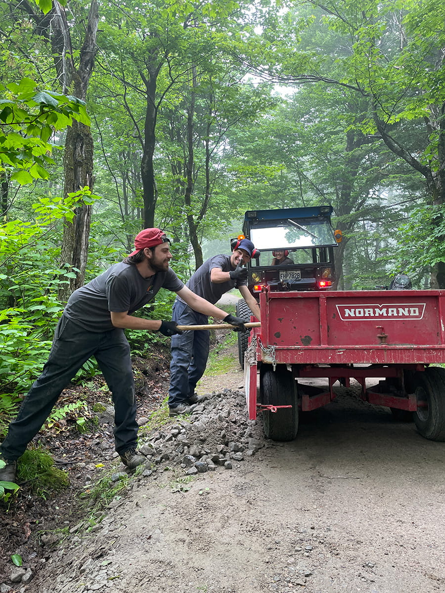 Deux employés travaillant sur un sentier du Mont-Bélair.