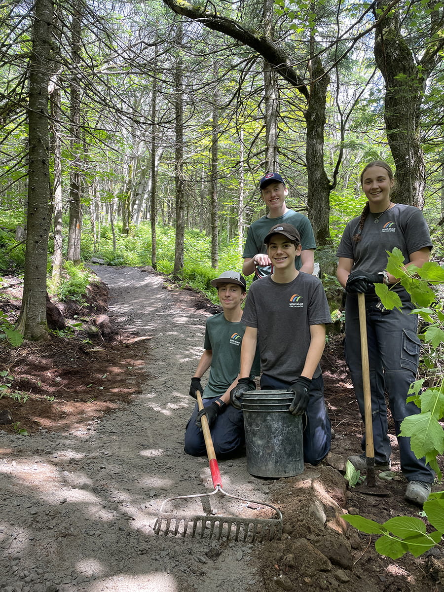 Équipe de Mont Bélair découvertes posant fièrement devant un sentier aménagé.