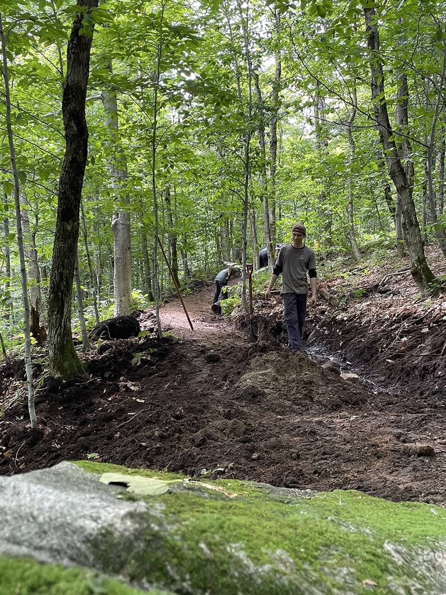 Deux employés sur le sentier de vélo.